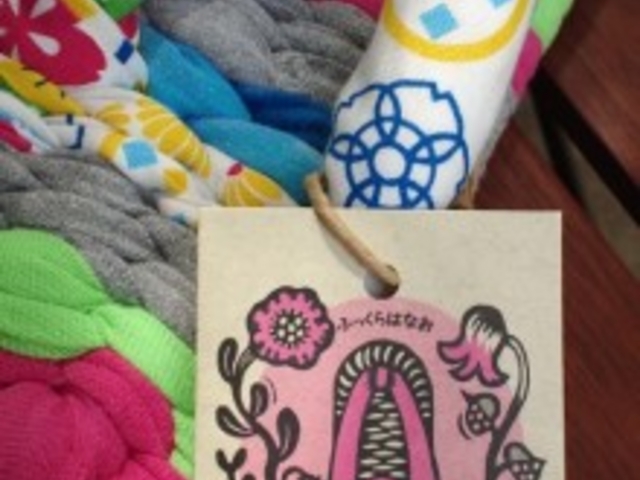 エコ草履
土台は古いTシャツでも鼻緒は新しい木綿のふっくら鼻緒で可愛らしい仕上がりになります。_布ぞうり工房 禅蔵