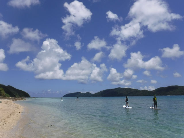 安全な湾内であり 奄美ブルーの奇跡の海も近い_奄美海族塾