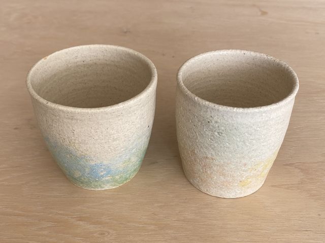 淡い色合いのカップ_やきもの工房・杉浦