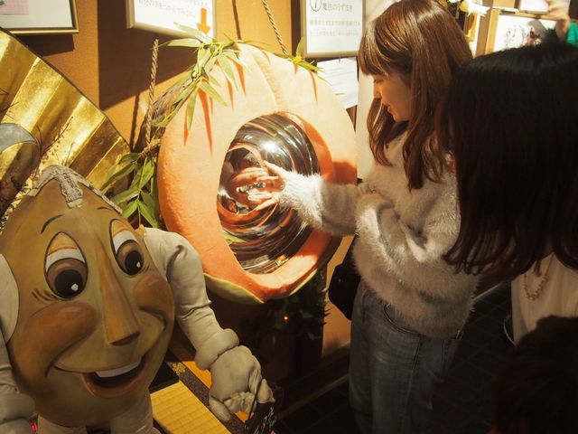 自分と握手!?モモタネちゃんが見守っています♪_桃太郎のからくり博物館