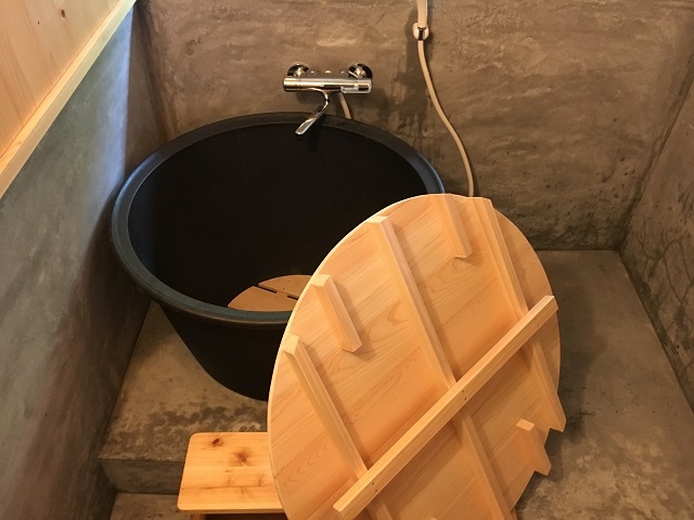 鉄窯にさな(踏板)を敷いて五右衛門風呂体験(沸かしではないので雰囲気だけですが)_旅ノ舎