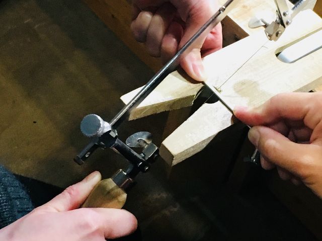 職人さながら、糸鋸にて銀板をギーコギーコしております。_SWING BY