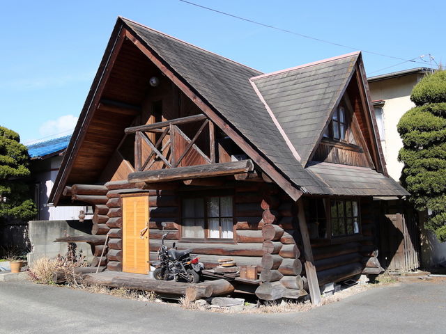 小さなログハウスの作業場で、ゆっくりと時間をかけてモノづくりを楽しんでください。_Studio Yamato