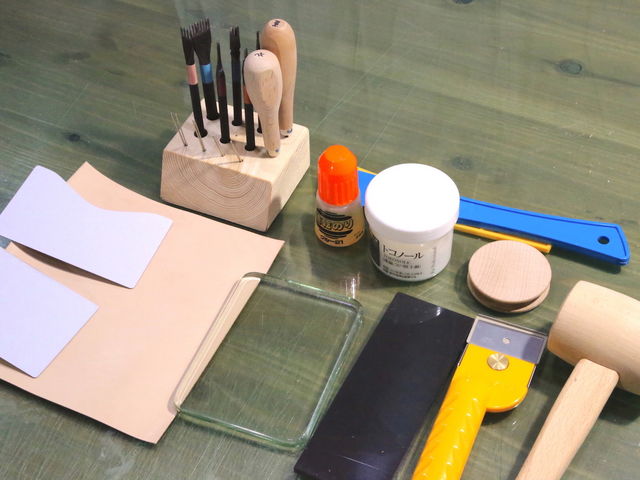 色々な道具を使って作品を作り上げます。_Studio Yamato