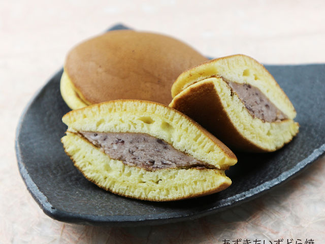 十勝産クリームチーズと粒あんをブレンドした、コクのある風味が魅力のどらやきです。_元祖鶴子まんじゅう萬榮堂