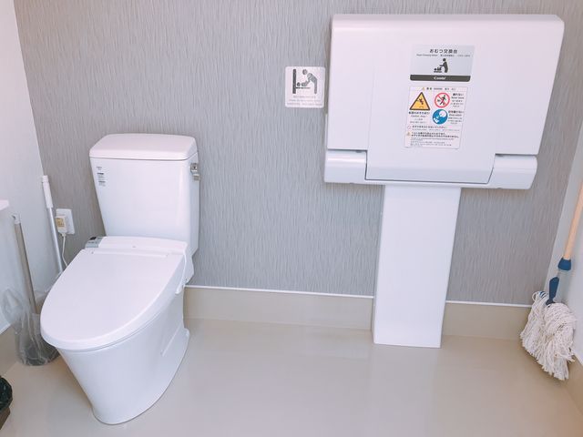女性トイレにはおむつ替え台がついています。_ベリーズファーム FUSHIMI