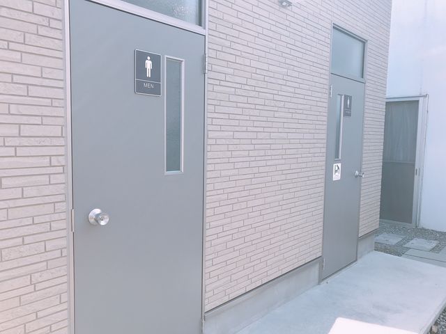 お手洗いは男女1つずつございますが、混み合う事がございますのでぜひご来園前に済ませてからお越し下さい*_ベリーズファーム FUSHIMI