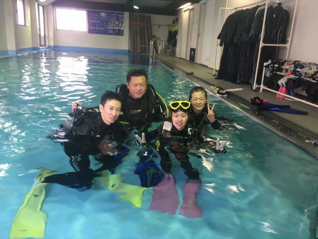 ダイビングプールでの講習シーン_我侭潜水・DIVE110