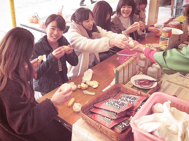 店頭で試食!ご要望なら、お茶もサービス致します。_泰山園