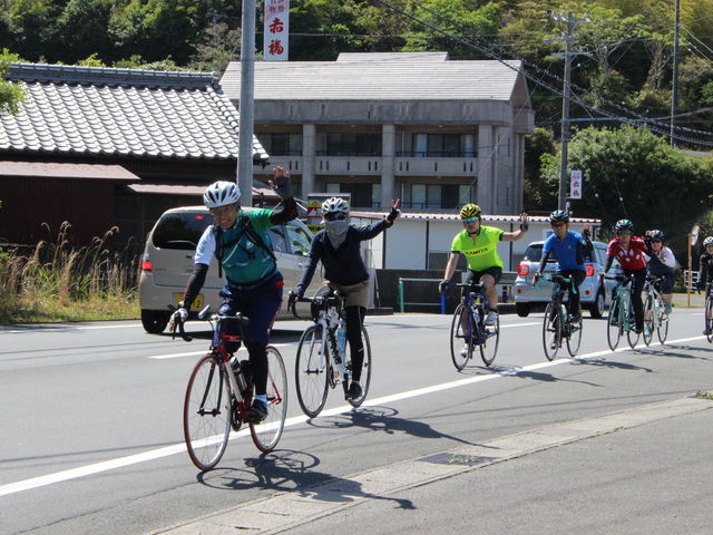 先頭にガイドその後ろに参加者が付き、観光サイクリングします。_BicycleJourneyIse-Shima