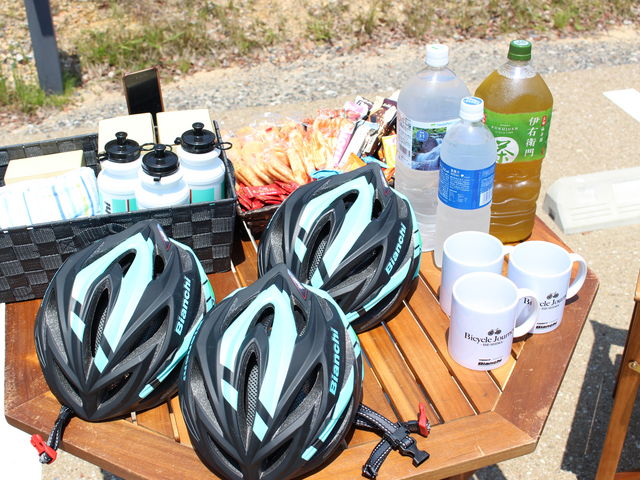 ツアーの付いてくるヘルメット、飲み物、軽食の一例。_BicycleJourneyIse-Shima
