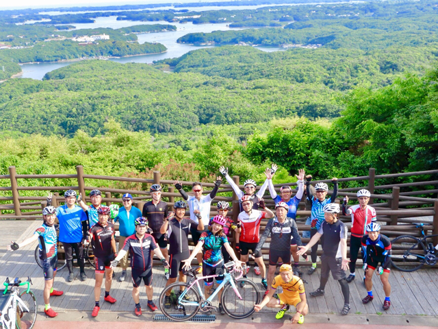 志摩の絶景スポット「横山展望台」での集合写真_BicycleJourneyIse-Shima