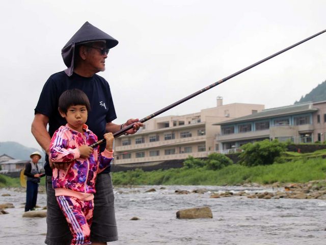 9メートルの鮎釣り竿はちょっと重いかも…でも講師の先生が助けてくれるから安心だよ!_和良おこし協議会