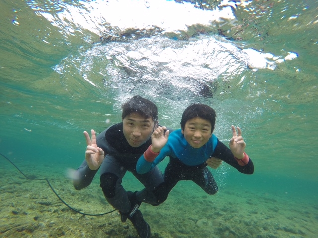 親子でサーフィンの合間に海遊び!_沖縄ハイビサーフィン&SUP