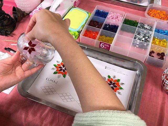 デザインが決まったら、接着剤でガラス瓶に貼っていただきます♪_トルコランプ教室イズニック