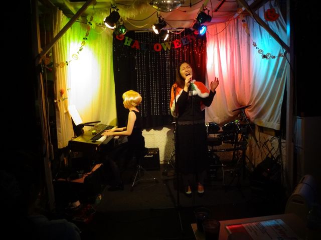 ジャズ・ポップスなど迫力ある生ステージがお酒をより美味しくしてくれます_EKKI MUSIC SALON