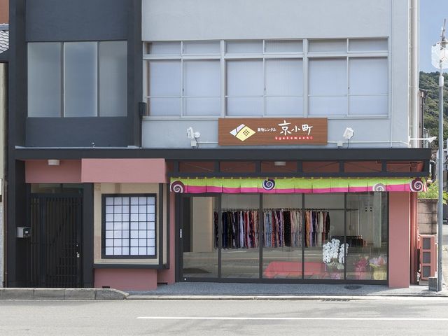 ビル一棟(1F〜4F)で営業。清水道バス停すぐ_着物レンタル 京小町 清水本店