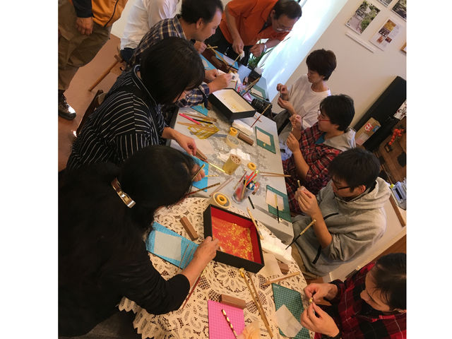 現役の金箔職人と、おしゃべりしながら楽しく体験できます。_片桐仏壇店 アトリエピアノ