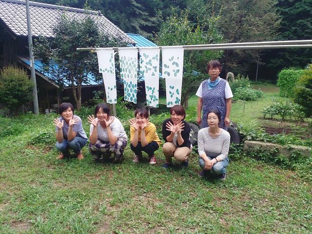 生葉藍のたたき染め体験は藍の花が咲く前までの期間限定、レアな染体験です。_古民家 でぇのうち