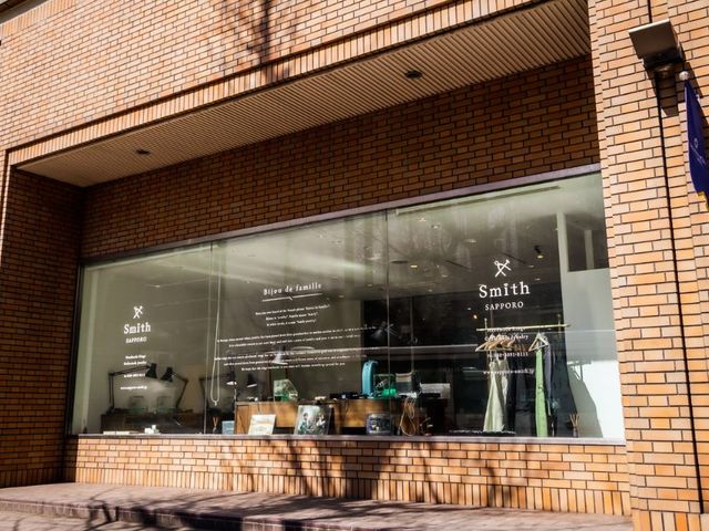 京王プラザホテル札幌の1階にございます。札幌駅からのアクセスも抜群で、観光やショッピングのついでにもお気軽にお立ち寄りいただけます。_工房Smith 京王プラザホテル札幌店