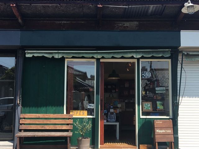 緑の壁が目印の小さな北欧雑貨店です。_Kippis7265