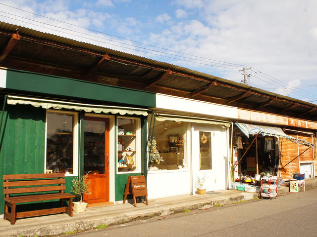 レトロでオシャレなショップが立ち並ぶ「沼垂テラス商店街」。そのちょうど真ん中あたりに建っています。_Kippis7265