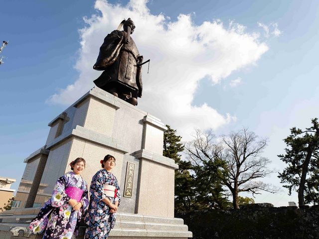 佐賀城本丸歴史館で鍋島直正侯と記念写真_(株)佐賀タクシー