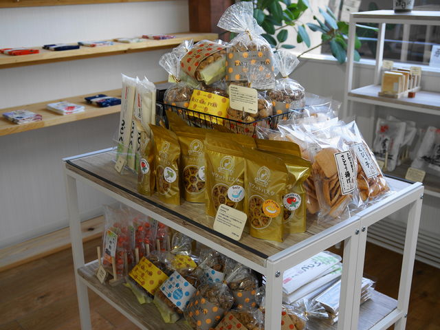 物販コーナーでは、お手頃価格で人気の斑鳩土産を厳選し販売中(^^)☆_奈良斑鳩ツーリズムWaikaru