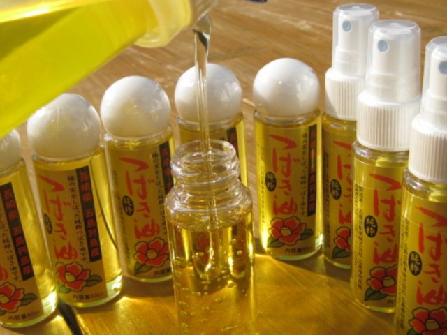 椿油はひとの皮脂にも含まれる成分「オレイン酸トリグリセリド」を多く含むため滑らかになじみます_天然素材のものづくり体験 五島椿物産館〜塩づくり・椿油・かんころ餅〜