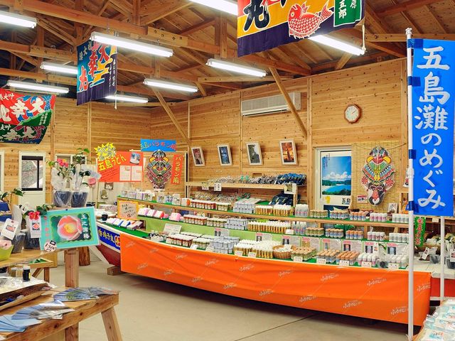 椿物産館には現地のお土産もいっぱい取り揃えてます♪_天然素材のものづくり体験 五島椿物産館〜塩づくり・椿油・かんころ餅〜