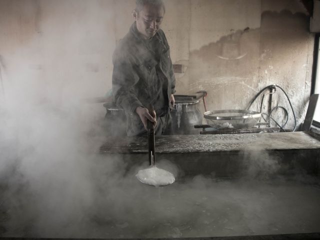 塩釜の熱気が凄い(^^;_天然素材のものづくり体験 五島椿物産館〜塩づくり・椿油・かんころ餅〜