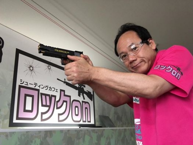 私が、おーなーの岩堀です。射撃のことなら何でもお尋ね下さい!_シューティング カフェ ロック ON
