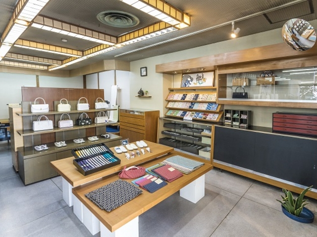 店舗内3_きものサロン まるよ