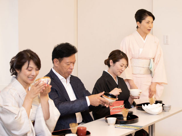 ご自分で点てたお茶をいただきます。皆さま、美味しそうに点てられました。_花茶美 浅草教室