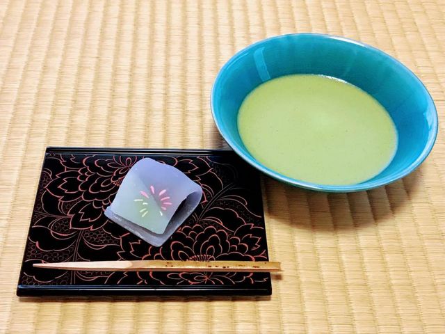 お抹茶と伝統的な和菓子をいただけます。_花茶美 浅草教室