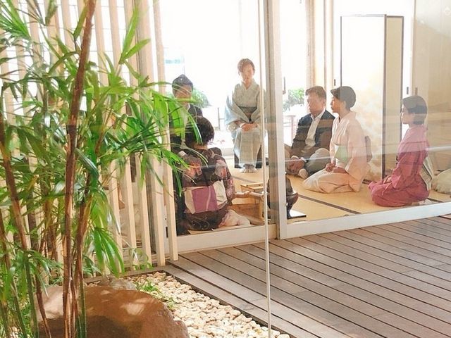 お茶室に移動し、開放的な空間で瞑想。気持ちを落ち着かせます。_花茶美 浅草教室