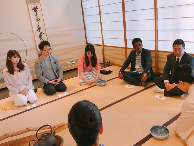 お菓子・お茶のいただき方などのマナーを学びます。正座でなくても大丈夫。リラックスしてお楽しみください。_花茶美 浅草教室