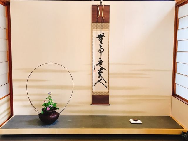 茶室内に飾られているものについての説明。その意味や歴史などを知ることで、より深みのある空間を味わえます。_花茶美 浅草教室