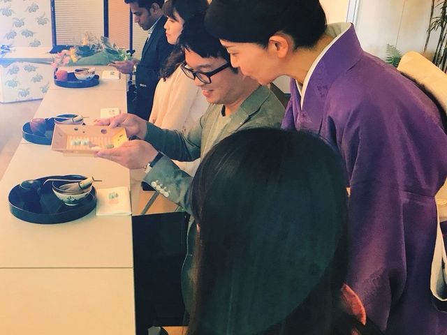 テーブル席に移動し、お茶を点てる体験。まずはお菓子をいただきます。_花茶美 浅草教室