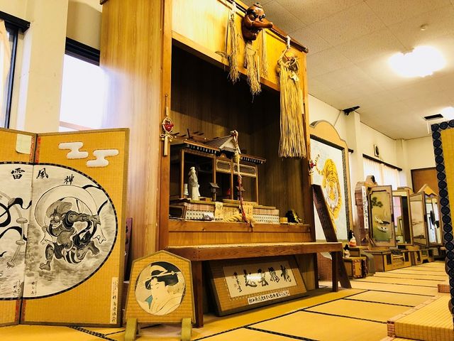 2階に渡る美術館では巨大な作品も多数展示_畳工芸美術館