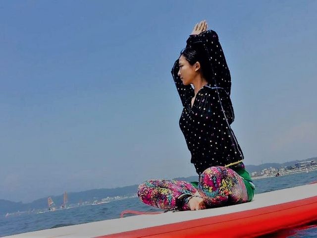 壁も天井もなく見渡す限り海という環境で、自然に身を委ねて自分の内面と向きあえば、心身ともにリラックスできる贅沢なひととき。最高のSUPヨガ体験をぜひ。_SKY SURF YOGA