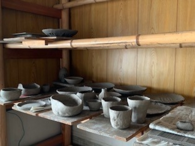 皆さまの手作りの作品を大切に乾燥させています。あとは窯へGO_藤原備前の窯 じきさい陶房