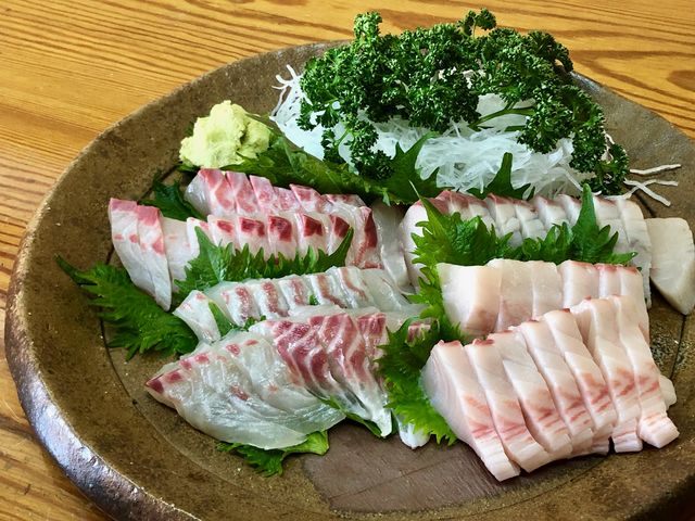 目の前の瀬戸内海、片上湾で採れた新鮮なお刺身は絶品ですサワラのお刺身が珍しい_藤原備前の窯 じきさい陶房