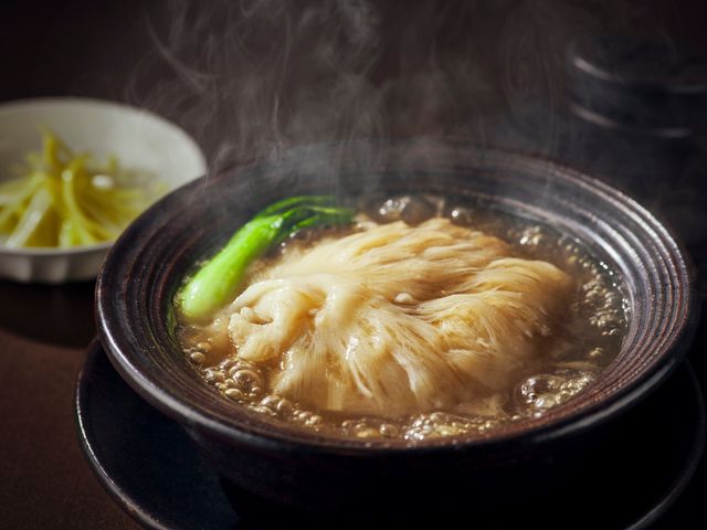 【ザ ダイニング】中華”北京”のランチ。贅沢にふかひれが乗った「ふかひれ丼」。あつあつを召し上がれ。_芝パークホテル