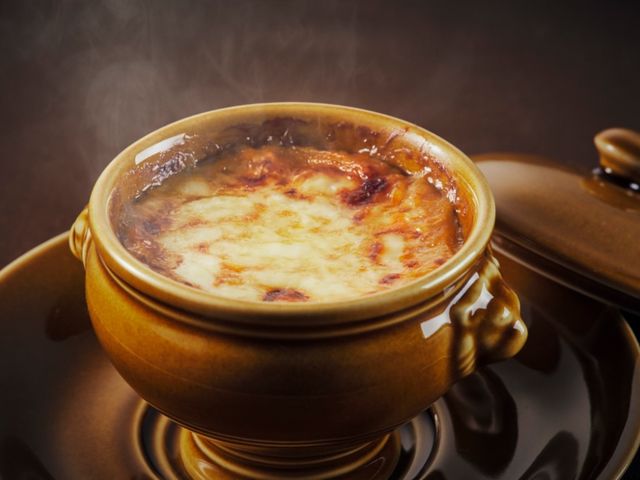 【ザ ダイニング】洋食”プリムラ”のスペシャリテ「旨味の凝縮 オニオングラタンスープ」_芝パークホテル