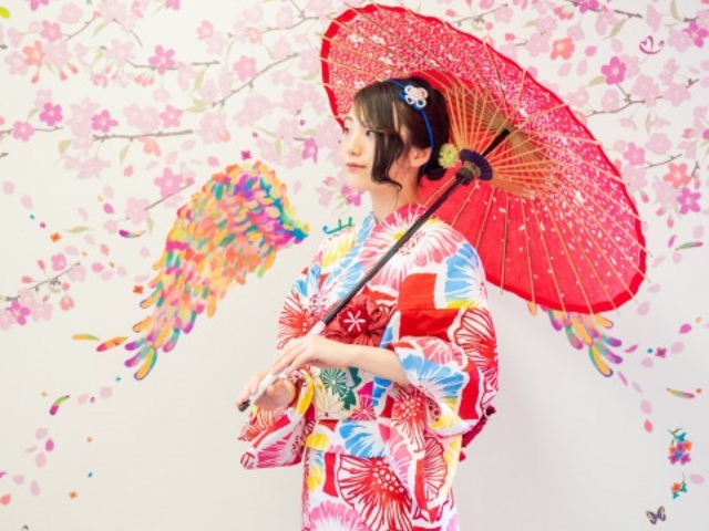 赤い傘はSNS映え間違いなし!_大阪和服桜