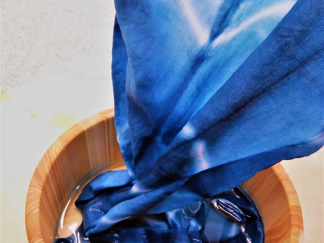 流水染めが体験できます_熱海藍染工房