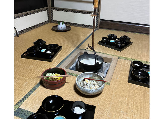 炉を囲んで、漆器の器で食事しましょう。
無農薬無肥料の米や味噌使用。
_農家民宿 椀de縁