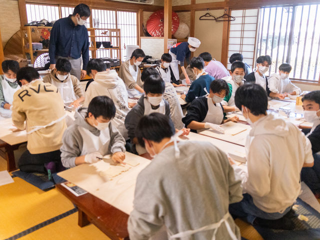 富士家の体験は大人数や団体様でのご利用を大歓迎しております。社員旅行、修学旅行、ご家族同士でのご参加など、大人数であるほど盛り上がるので大変オススメです。_郷土料理体験教室 富士家
