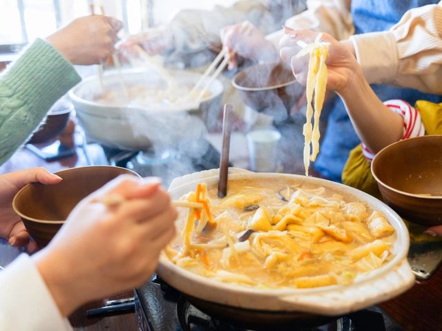 富士家ではお客様一人一人に手打ちで作った麺をその場でお召し上がり頂きます。自分で頑張って作った麺はなにより美味しいものになります。_郷土料理体験教室 富士家